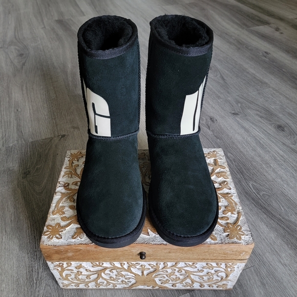 UGG Classic Short II Shopd Boot - Picture 4 of 10